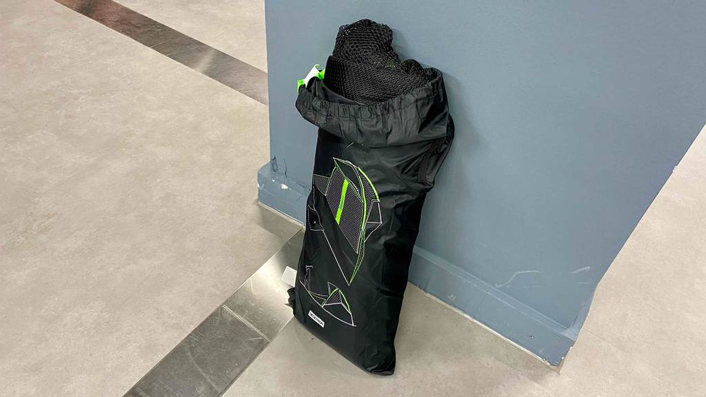 Golf-Übungsnetz getestet: ein Golf-Übungsnetz, welches sich in einer Tasche befindet ist an eine Wand angelehnt.
