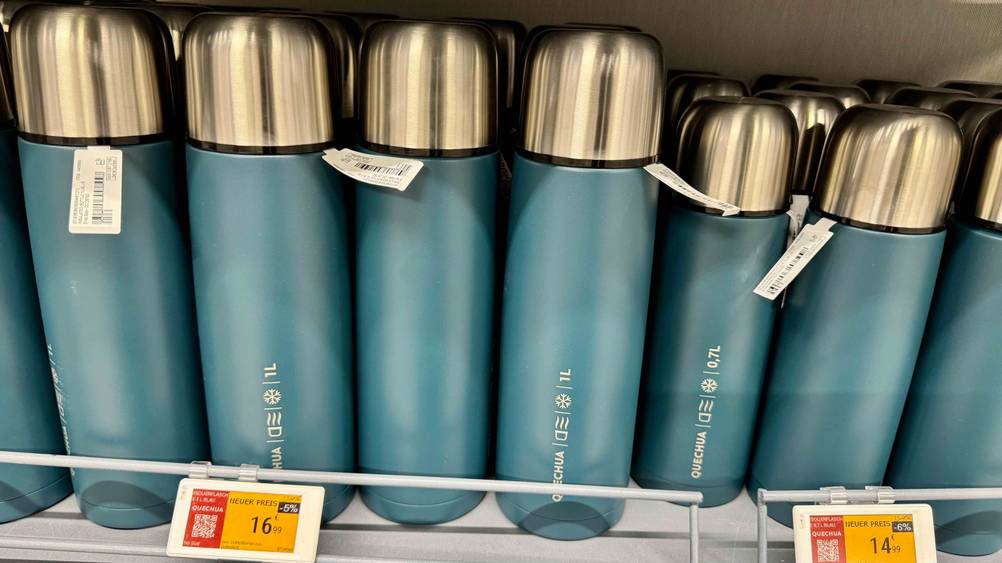 Mehrere getestete Isolierflasche-1-Liter, wobei sich auch kleinere Flaschen in dem Regal befinden.