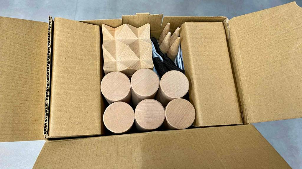 Kubb getestet: Geöffnete Verpackung des Kubb-Spiels, worin der gesamte Inhalt des Spiels ersichtlich ist.