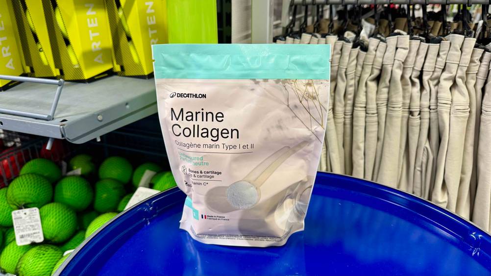Eine Packung Marine-Collagen, die getestet wurde steht in einem Geschäft auf einer blauen Fläche.