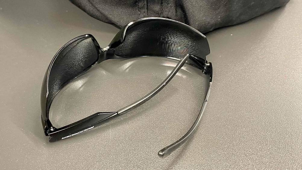 Eine getestete Schießbrille von hinten auf einer hellen Fläche liegend.
