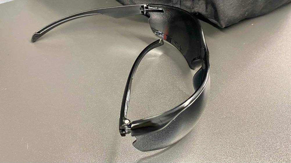 Schießbrille getestet: Detailaufnahme der Bügelschaniere.