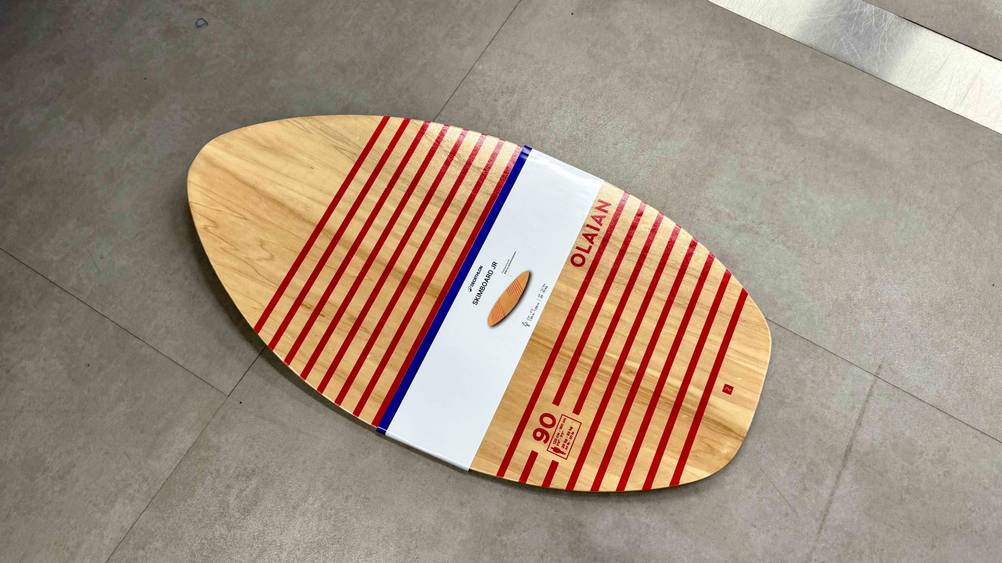 Das Skimboard, das getestet wurde liegt auf einem Boden.