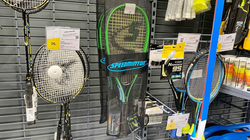 Ein getestetes Decathlon-Speedminton hängt neben anderen Produkten im Regal.