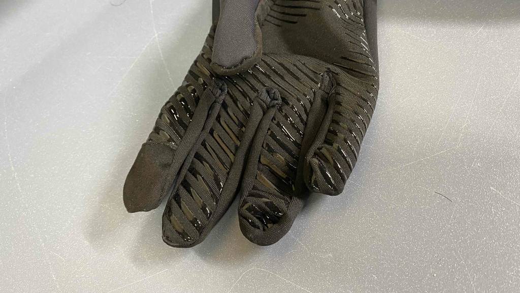 Touchscreen-Handschuhe-Test: Fokus auf die Finger eines Touchscreen-Handschuhs.