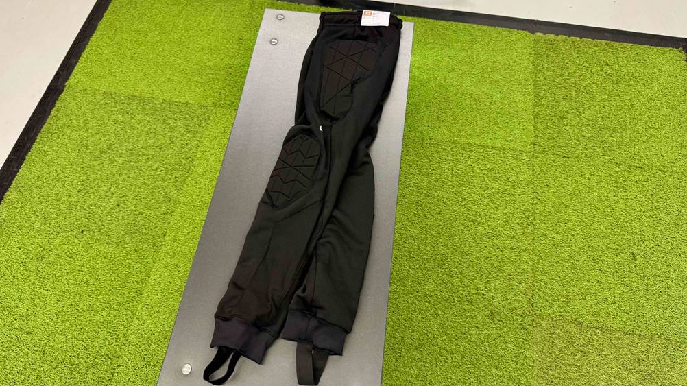 Die getestete Torwarthose liegt auf einer Sitzbank.