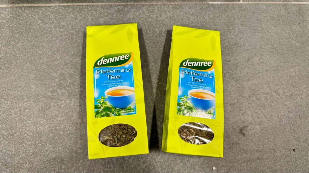 Zwei Packungen des getesteten Bio-Pfefferminztees liegen nebeneinander.