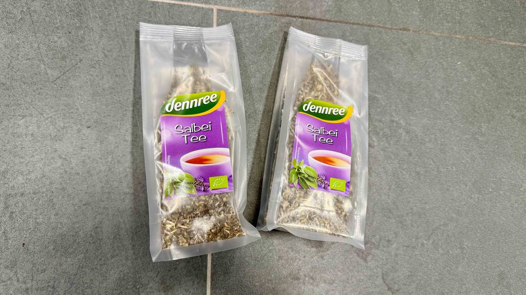 Zwei Packungen des getesteten Bio-Tees liegen nebeneinander.