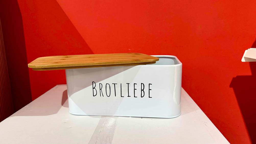 Der Deckel des getesteten Brotkastens mit Schneidebrett liegt quer über den Brotkasten.