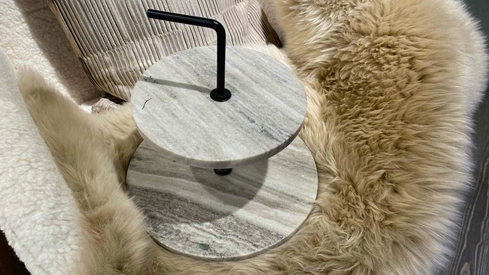 Etagere-Test: Auf einem Fell steht eine Etagere.