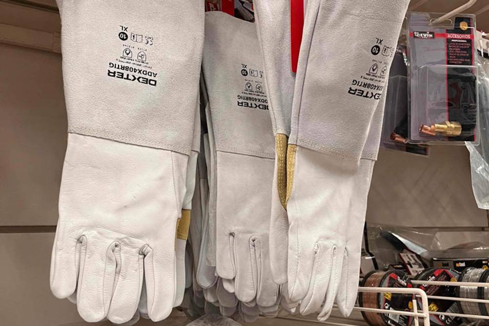 Arbeitshandschuhe-Leder getestet: Arbeitshandschuhe aus Leder in der Größe XL hängen in einem Regal.