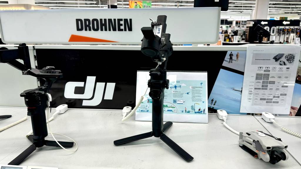 Das getestete DSLR-Gimbal, das in einem Regal steht, von vorn ersichtlich.