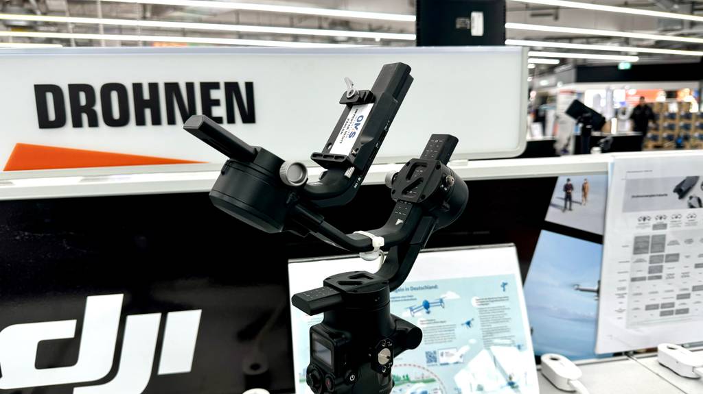 DSLR-Gimbal im Test: Das DSLR-Gimbal mit näherem Fokus, steht in einem Regal.