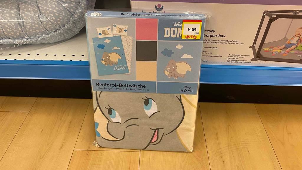Getestete Renforcé-Bettwäsche steht vor einem Regal.