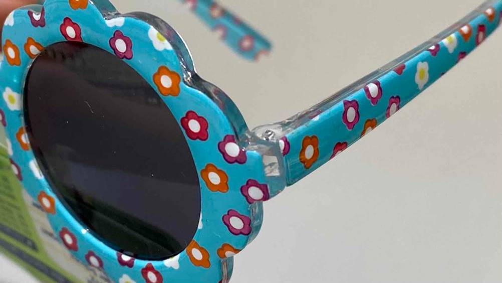 Detailaufnahme der Befestigung des Bügels einer Baby Sonnenbrille.