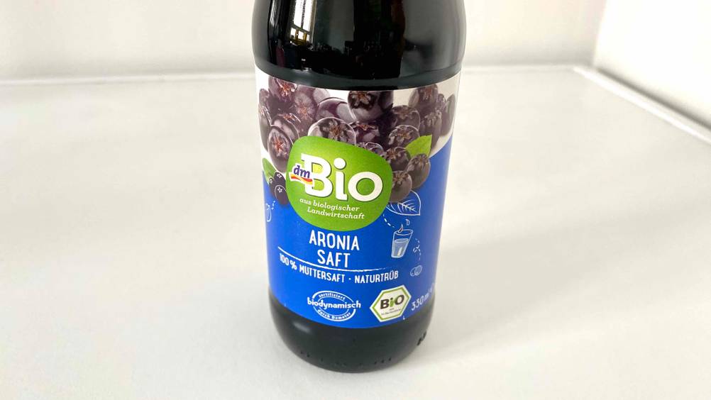 Label einer Flasche des getesteten Aroniasafts.