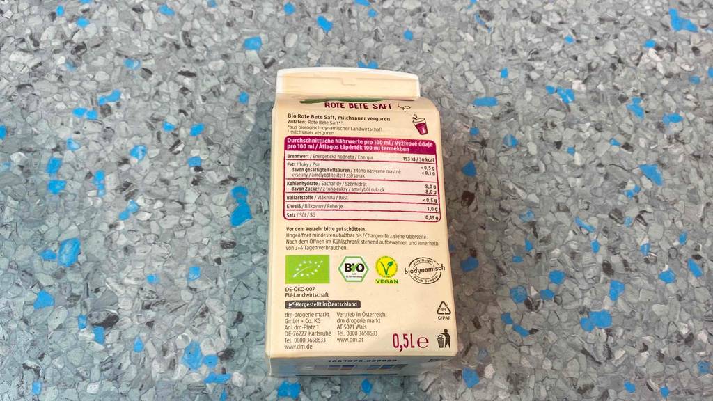 Rote-Bete-Saft im Test: Ein Tetrapack mit Rückseite nach oben auf Fließen