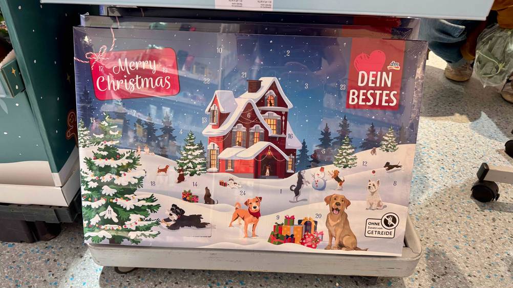 Der getestete Hunde-Adventskalender befindet sich in einem Regal.