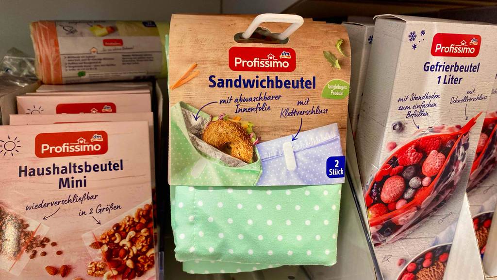 Ein getesteter Brotbeutel hängt im Regal neben anderen Produkten.