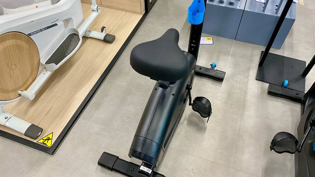 Die Sitzfläche eines getesteten Indoor-Bikes im Fokus.