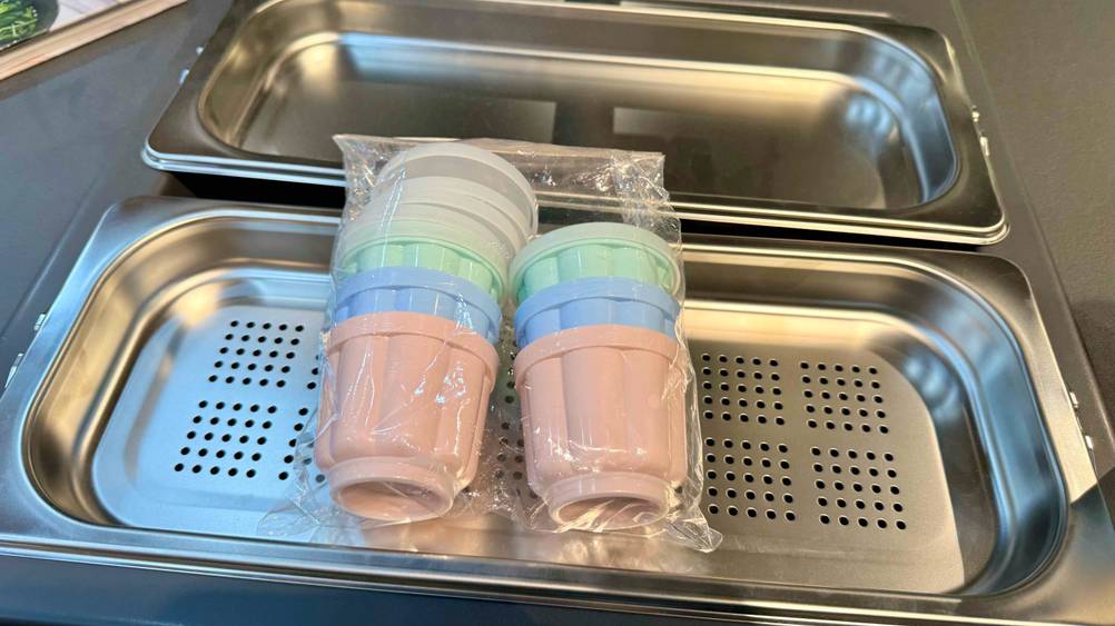 Die getesteten Puddingformen liegen in einem Warmhaltebehälter.
