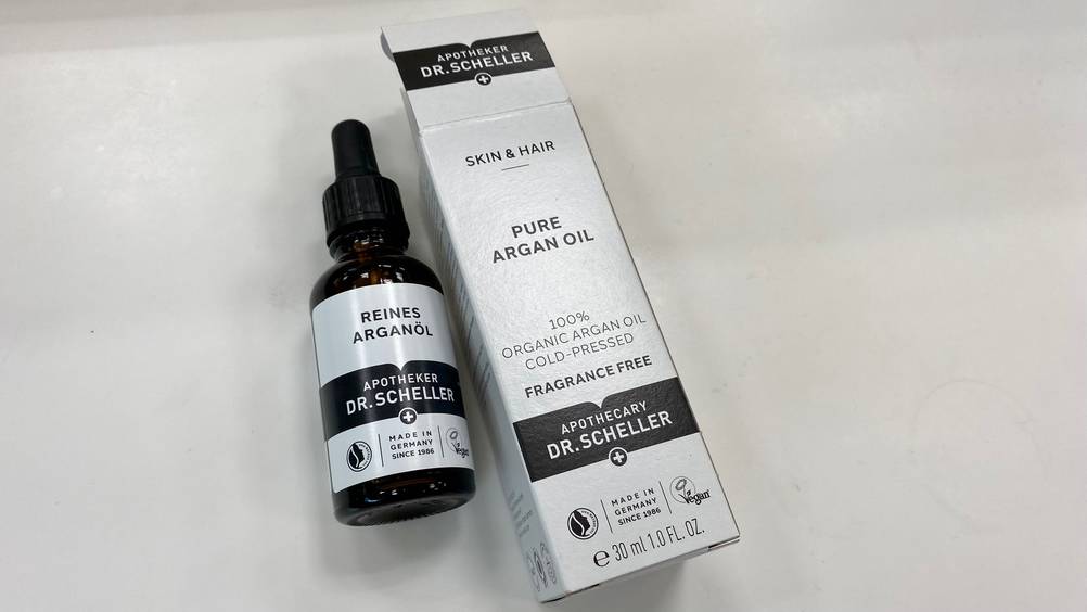 Arganöl-Creme im Test: Ein Fläschchen neben der Verpackung auf einer weißen Oberfläche