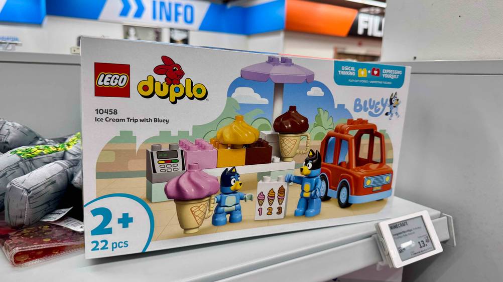 Das getestete Duplo, mit einer Altersempfehlung ab zwei Jahren, steht in einem Regal.
