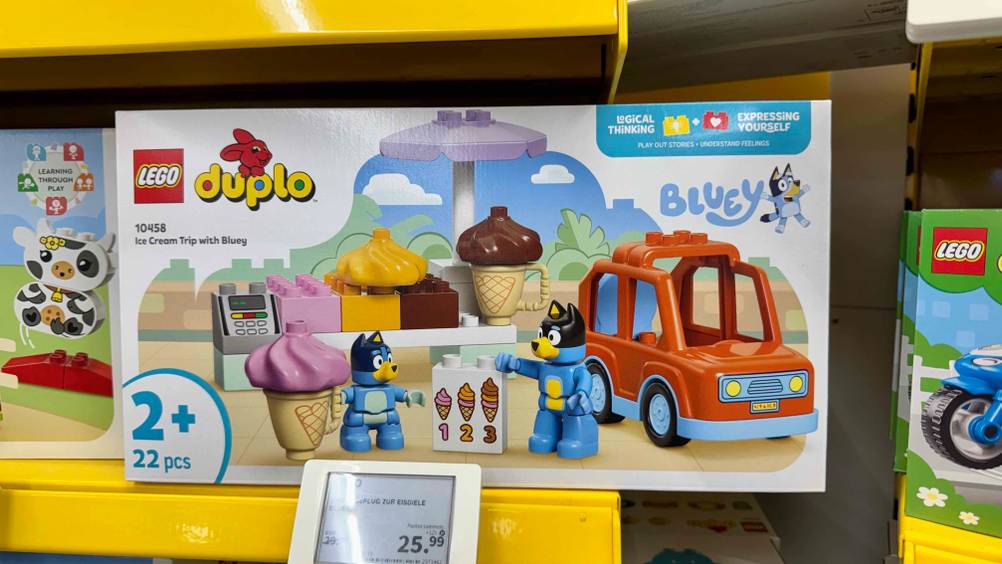 Das getestete Duplo steht vor einem anderen Duplo, während das Preisschild ersichtlich ist.