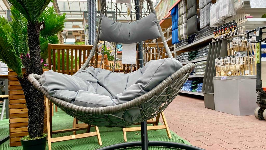 Sitzfläche von unten eines getesteten Rattan-Hängesessels.