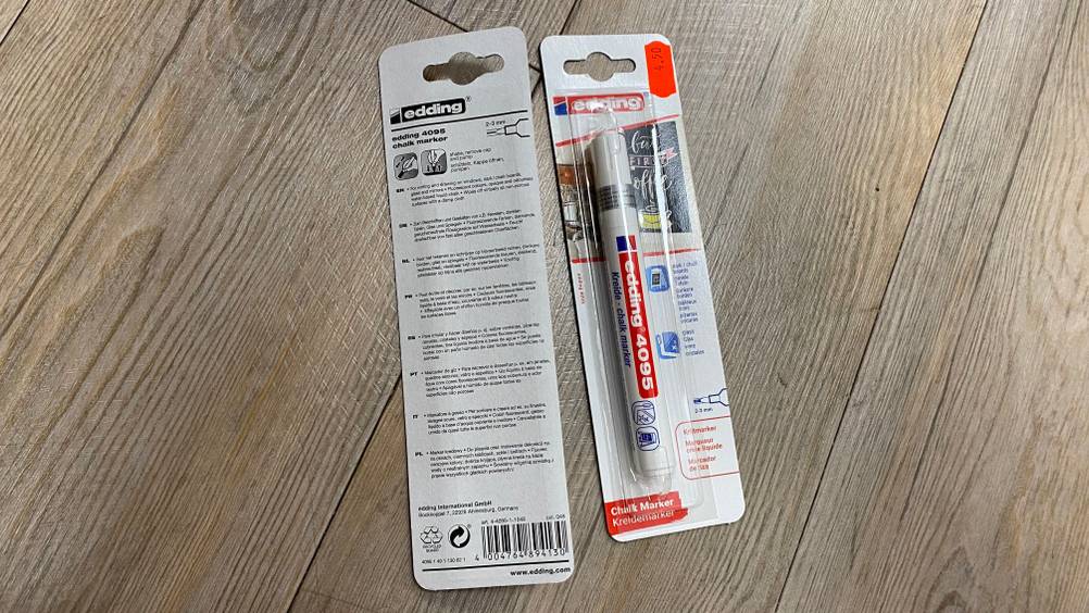 Kreidestifte im Test: zwei Packungen von Kreidestiften auf einem Boden liegend. Eine Packung von der Vorderseite und eine von der Rückseite ersichtlich.