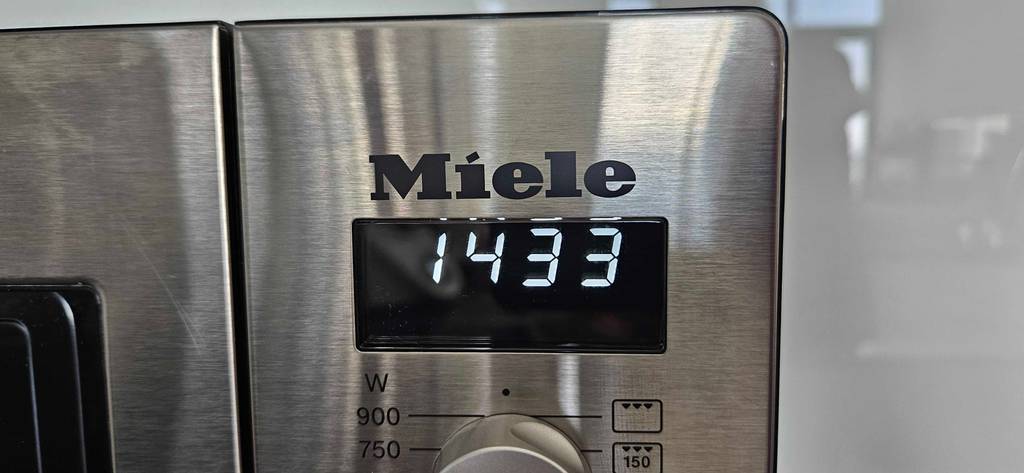 Edelstahl-Mikrowelle getestet: Nahaufnahfme Display.