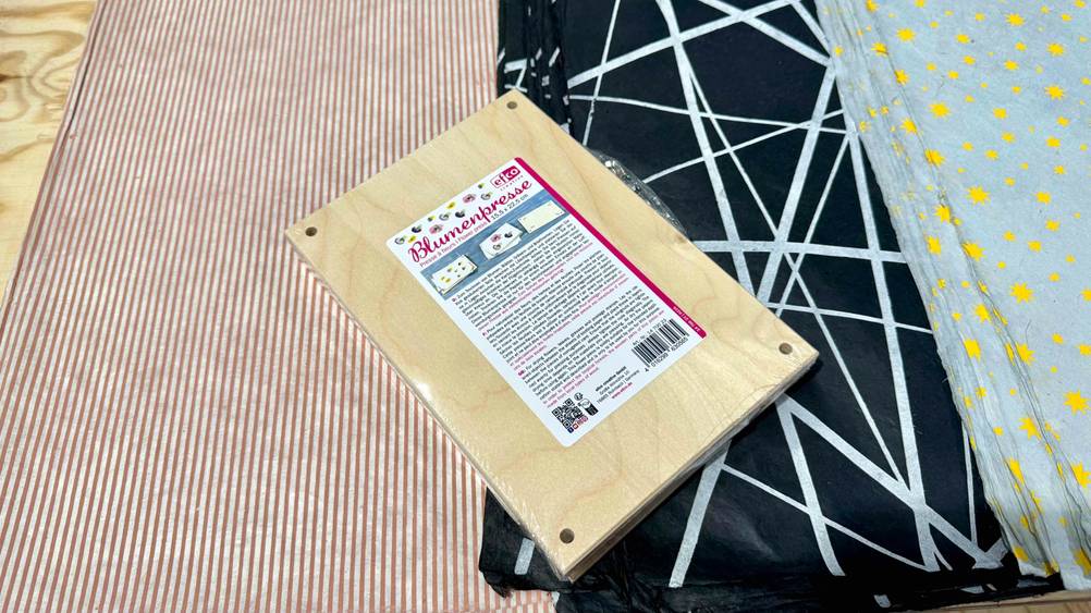Blumenpresse-Test: Die Blumenpresse im liegenden Zustand, während sich ein Etikett mit Informationen zum Produkt darauf befindet.