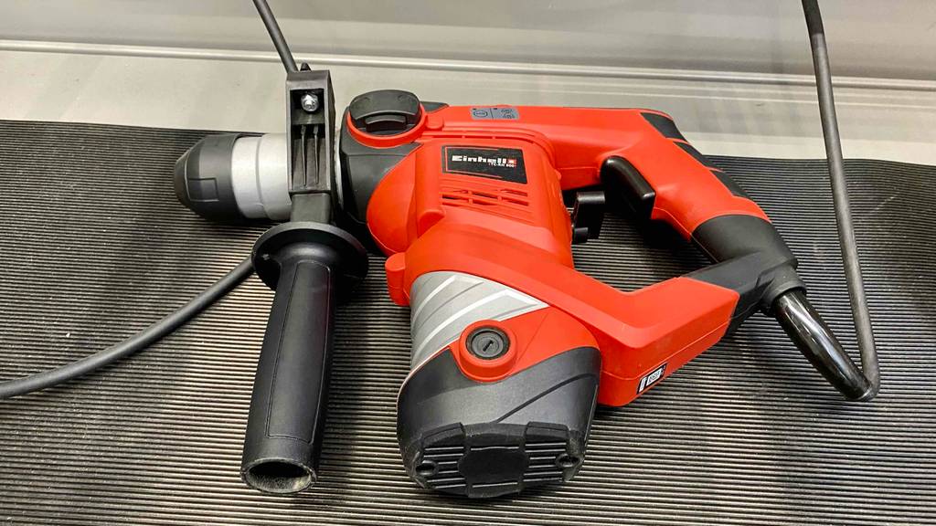 Einhell-Bohrhammer getestet: orange-schwarzer Einhell-Bohrhammer liegend.