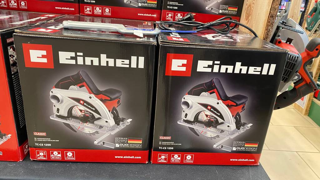 Handkreissäge getestet: Verpackungen von Handkreissäge der Marke Einhell stehen in einem Geschäft.