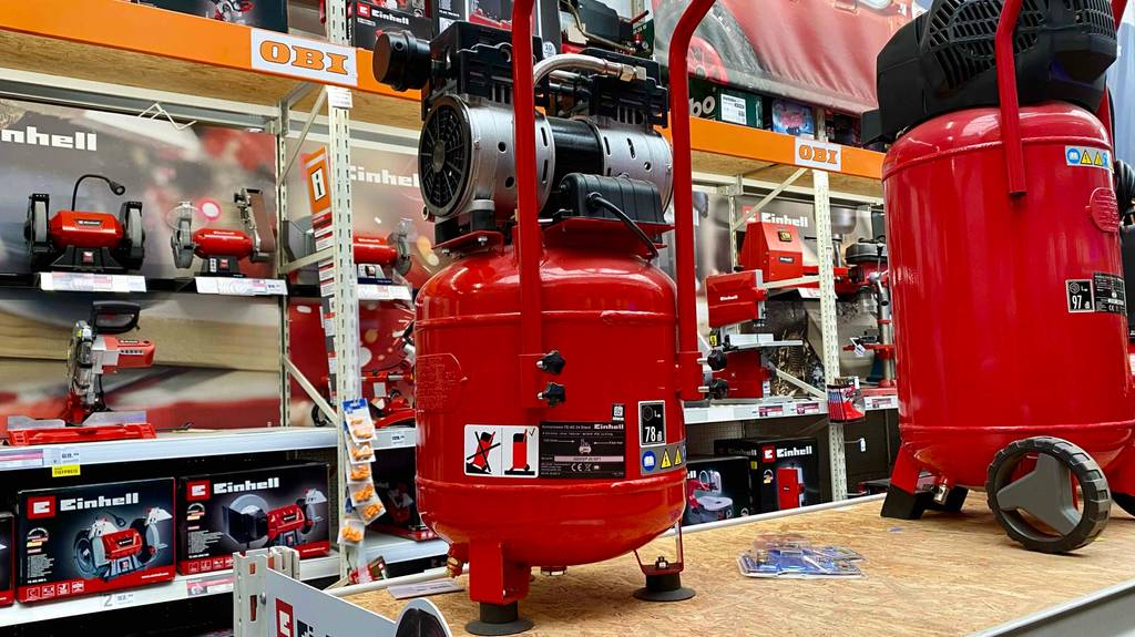 Einhell-Kompressor im Test: ein Einhell-Kompressor von der Rückseite aus ersichtlich.