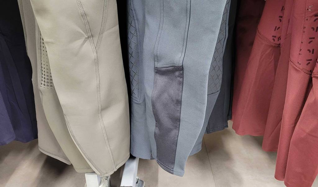 Der Beinabschluss der blauen getesteten Damen-Reithose im Blick.