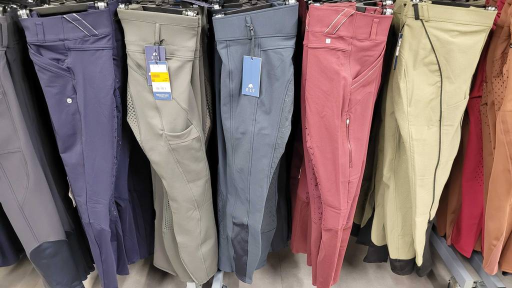 Mehrere getestete Damen-Reithosen hängen in verschiedenen Farben in einem Geschäft.
