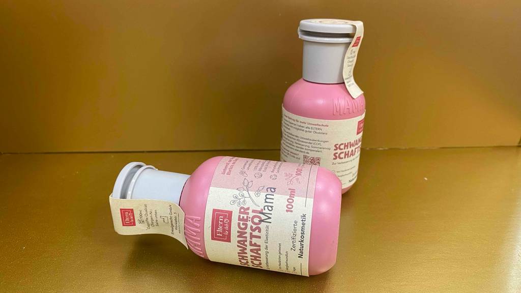 Schwangerschaftsöle-Test: eine Flasche Schwangerschaftsöl liegend und eine stehend mit 100 ml Inhalt.
