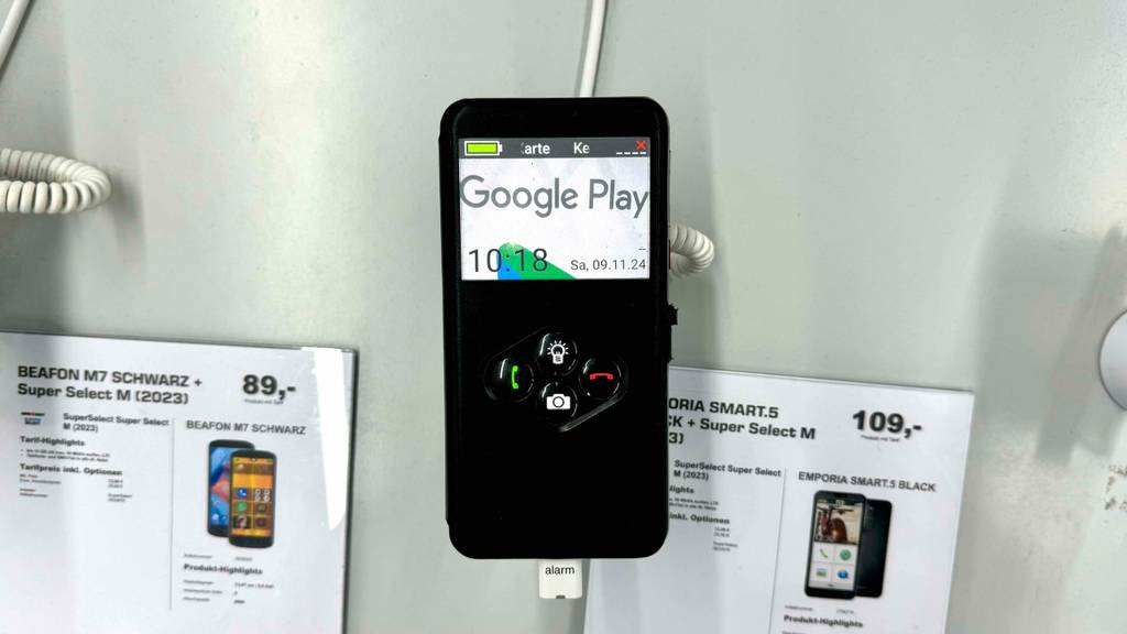 Senioren-Smartphone im Test: Das Senioren-Smartphone mit geschlossener Schutzhülle.