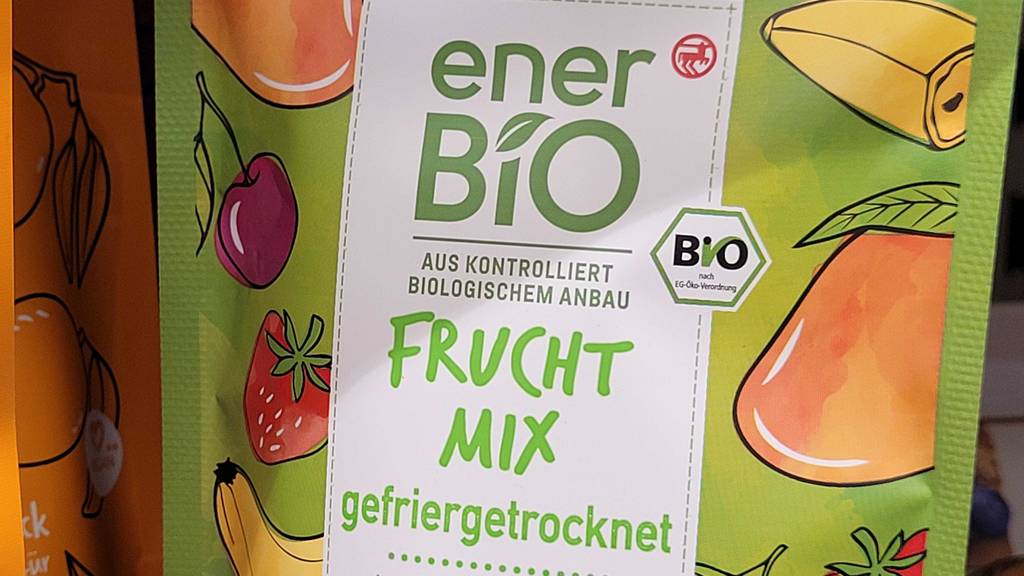 Das Bio-Logo der getesteten gefriergetrockneten Früchte im Fokus.