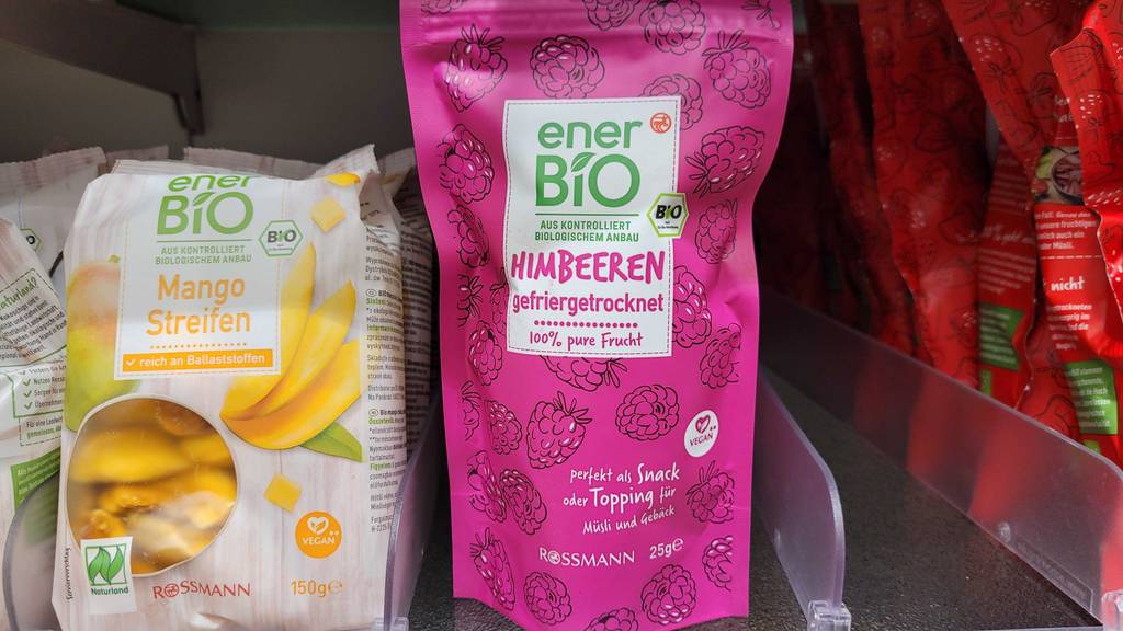 Eine Packung der getesteten gefriergetrockneten Himbeeren steht in einem Regal.