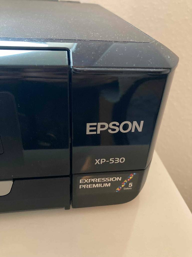 AirPrint-Drucker getestet: Nahaufnahme des Logos und Modellbezeichnung an einer Ecke.