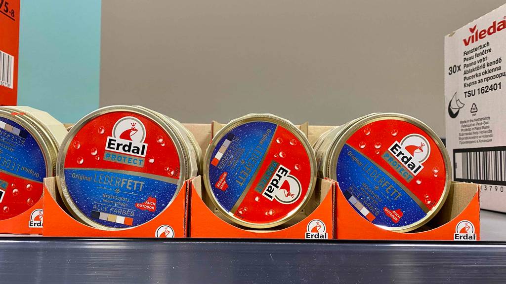 Lederfett getestet: Lederfett steht in einem Regal in Kartons.
