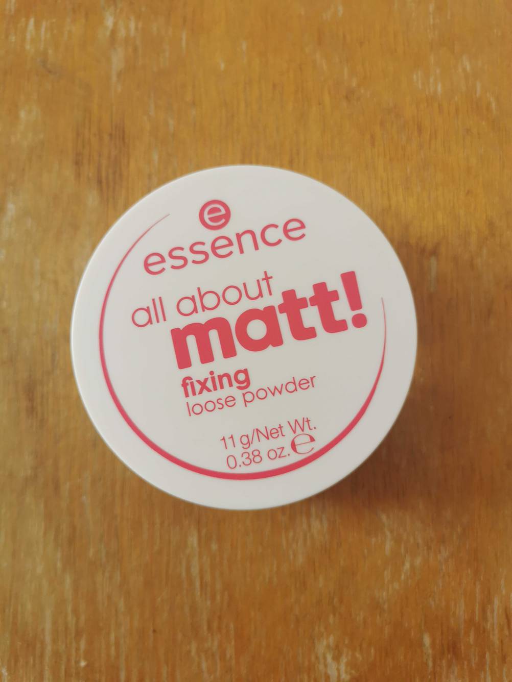 Eine Dose getestetes Puder auf einer Holzfläche.