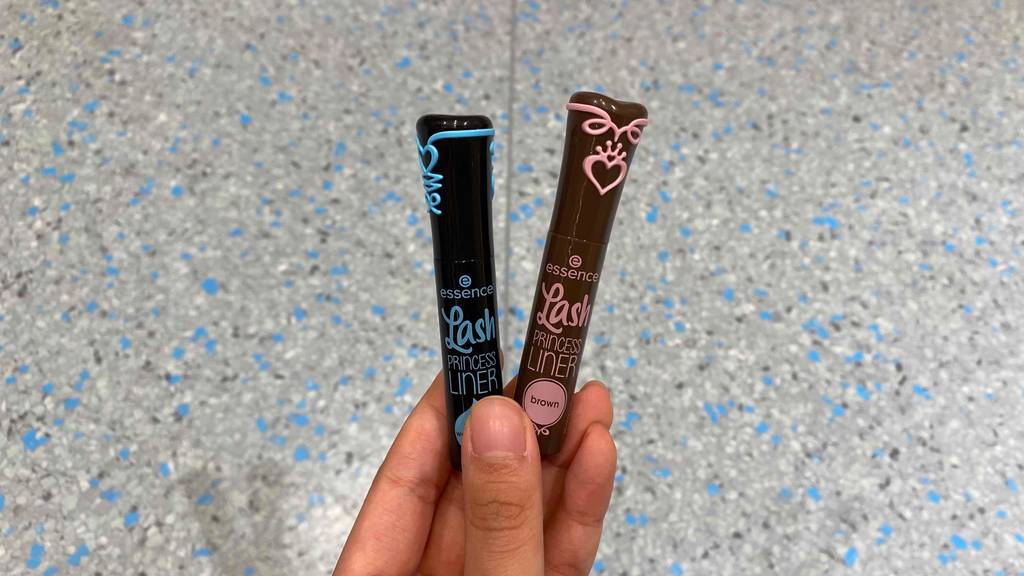 Eyeliner im Test: ein Eyeliner in Schwarz und einer in Braun in der Hand.