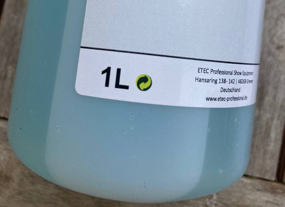 Nebelfluid im Test: eine Flasche Nebelfluid mit Fokus auf die Angabe der Füllmenge (1 L)