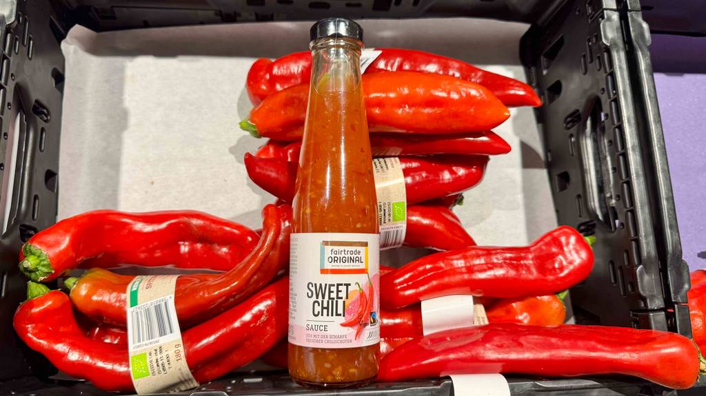 Die getestete Sweet-Chili-Sauce liegt auf frischen Spitzpaprika.