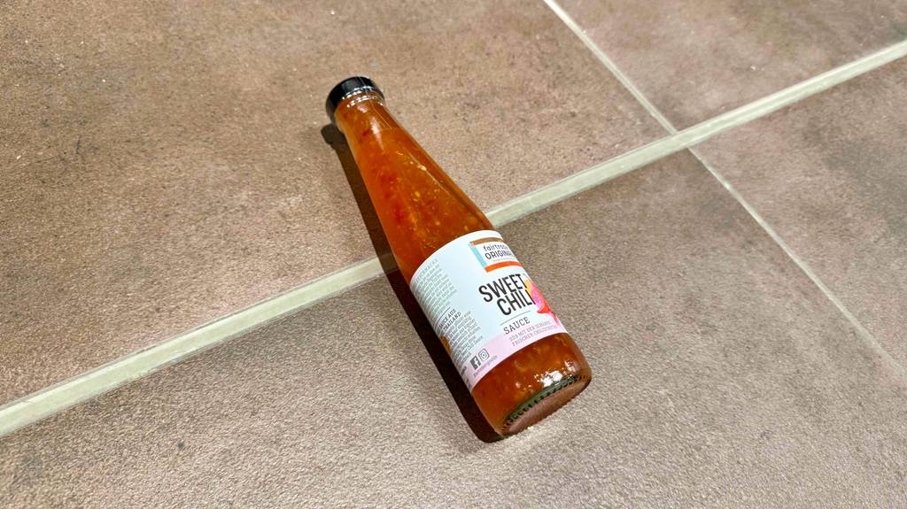 Eine Flasche der getesteten Sweet-Chili-Sauce liegt auf einem Boden.