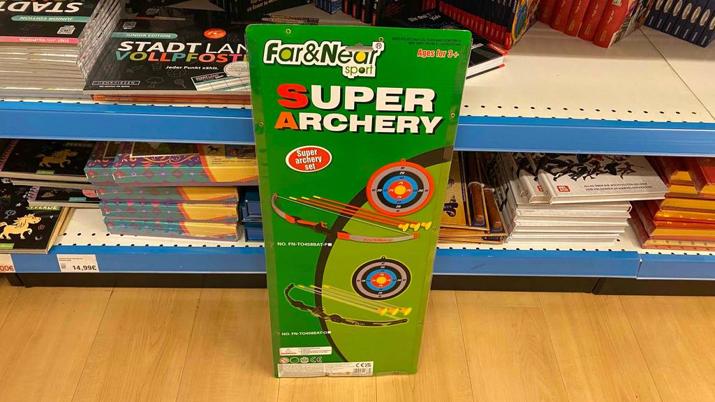 Ein getestetes Set Pfeil und Bogen für Kinder lehnt an einem Regal.