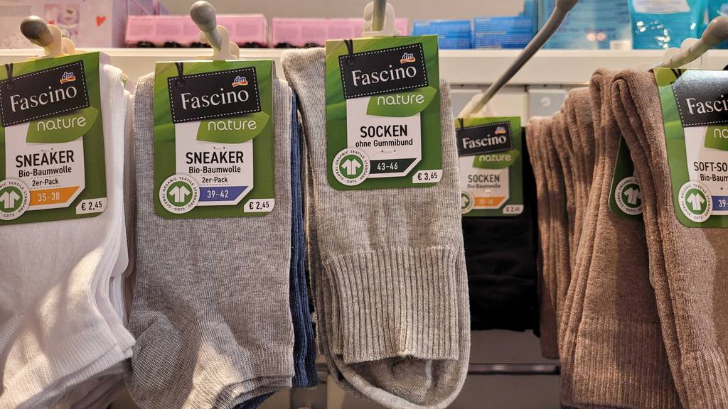 Mehrere Paar Diabetikersocken hängen in einem Regal.